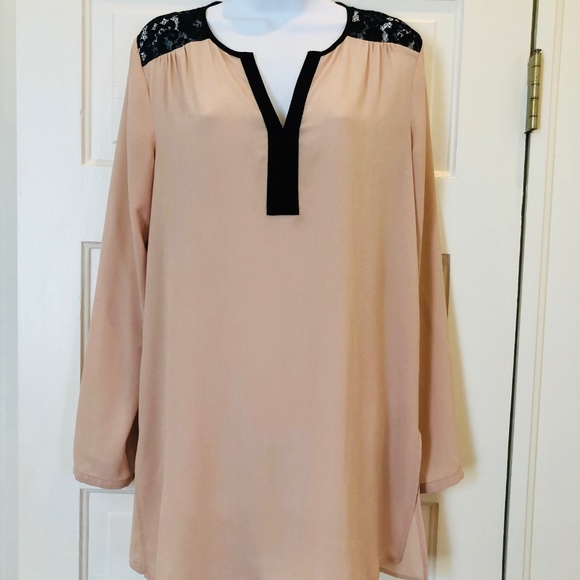 Daniel Rainn Tops - Daniel Rainn Blush Long Sleeved Top W/ Black Lace